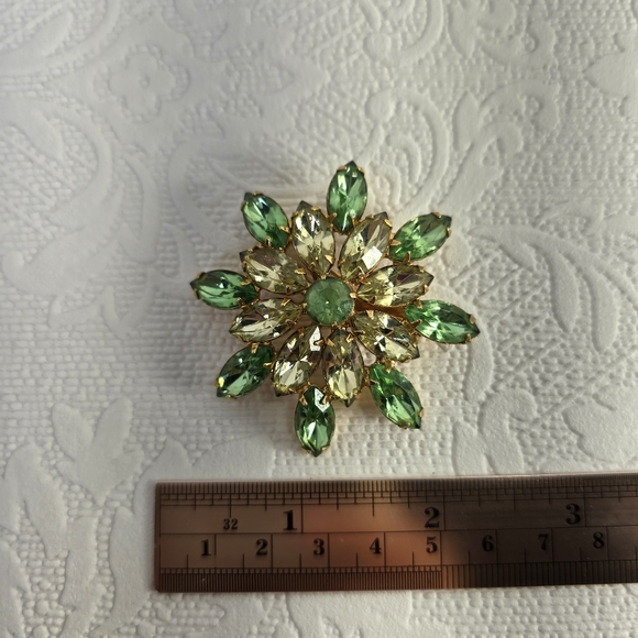 VINTAGE Green Vaseline Uranium Glass Rhinestone Layered Brooch Glow Flower Pin - Picture 6 of 8